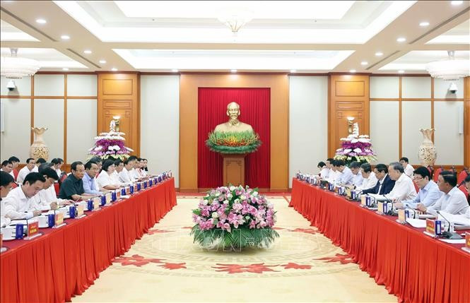 8月21日,越共中央总书记苏林听取了胡志明市市委关于两市党代会筹备工作的汇报,同时对该市党代会的文件草案和人事方案提出意见。图自越通社 hcm.jpg