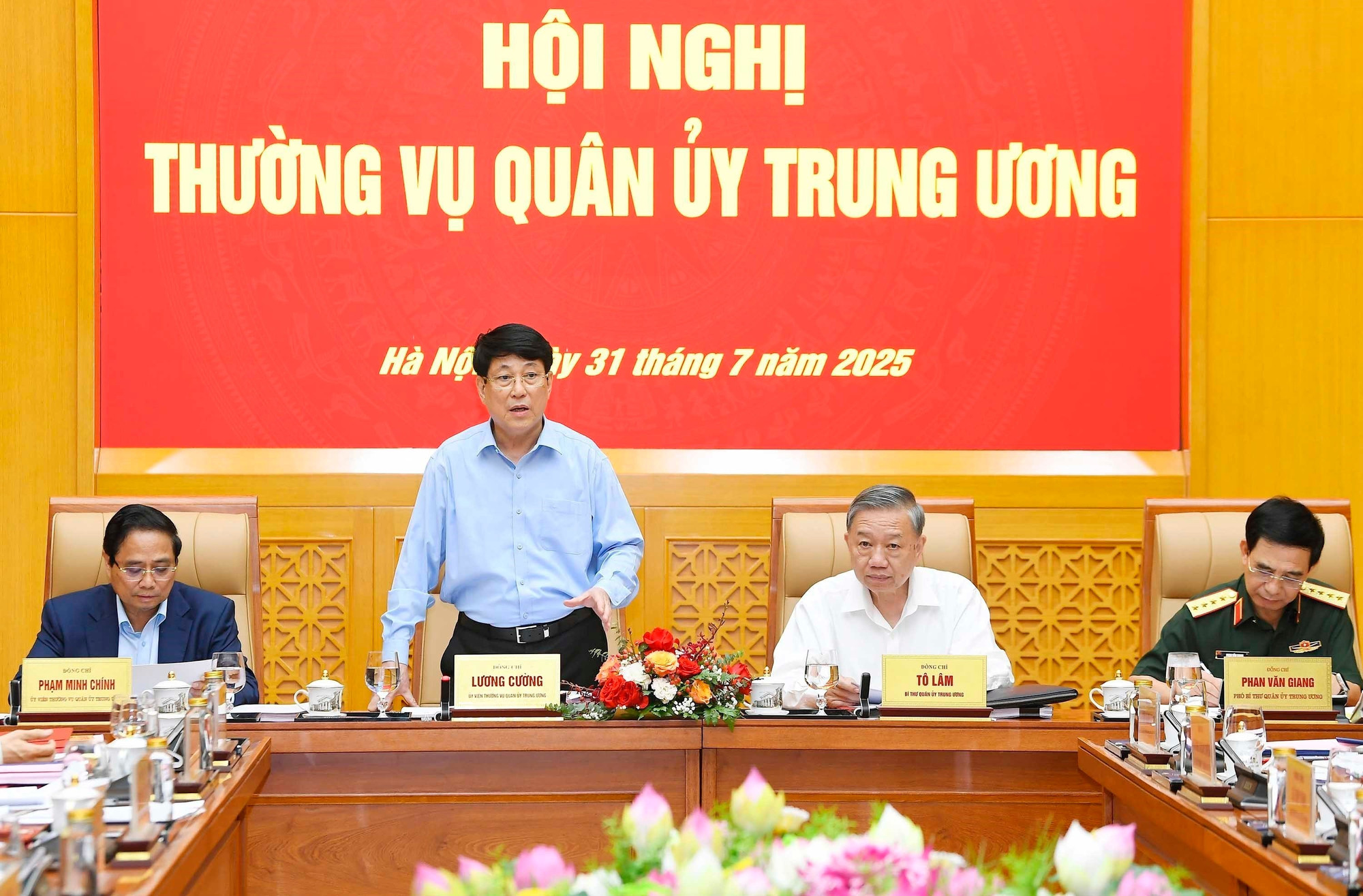 国家主席梁强发表讲话。图自越通社 vna-potal-tong-bi-thu-to-lam-chu-tri-hoi-nghi-thuong-vu-quan-uy-trung-uong-8183524.jpg