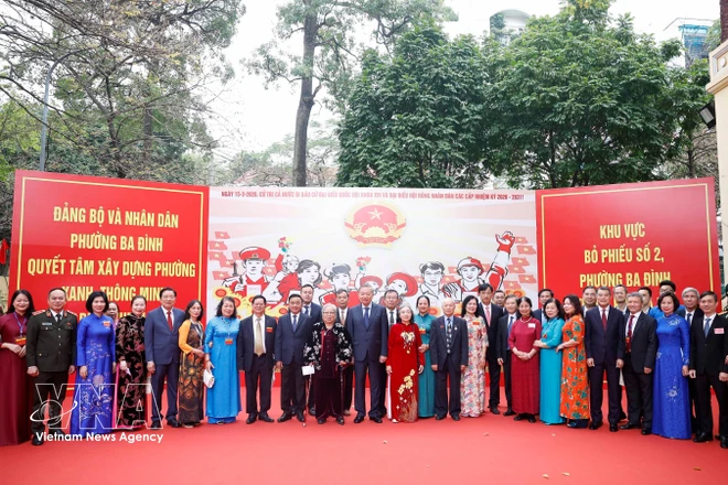 苏林总书记与河内市巴亭坊2号投票区选民们合影。图自越通社