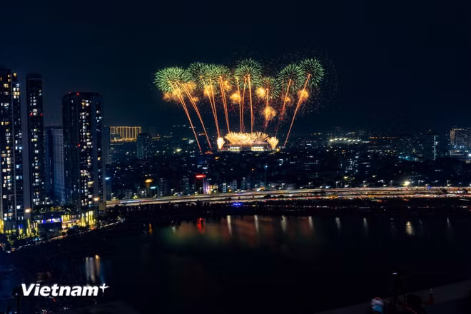 2026年1月23日晚，国家体育场美廷的夜空被盛大音乐烟花秀点亮。图自Vietnam+