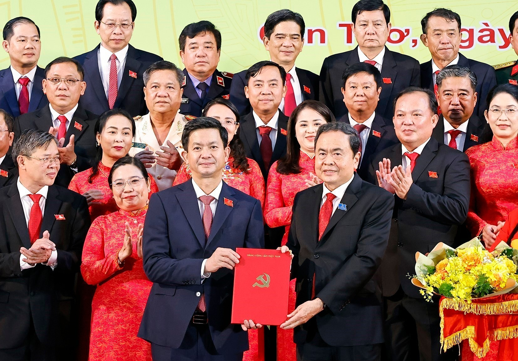 陈青敏向芹苴市领导颁发越共中央政治局的决定。图自越通社 vna-potal-tien-toi-dai-hoi-xiv-cua-dang-chu-tich-quoc-hoi-du-dai-hoi-dai-bieu-dang-bo-thanh-pho-can-tho-nhiem-ky-2025-2030-8300054.jpg