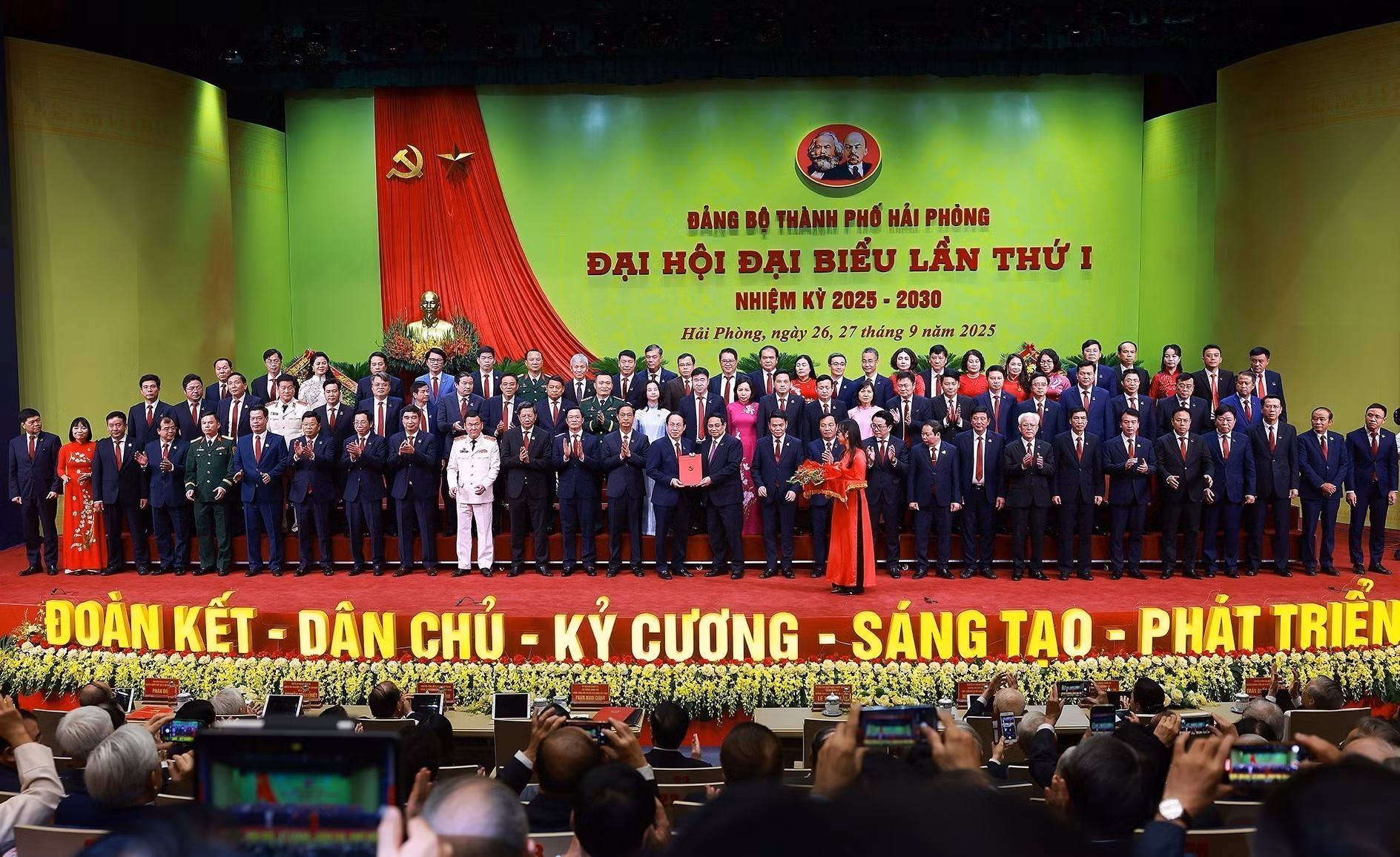 vna-potal-tien-toi-dai-hoi-xiv-cua-dang-thu-tuong-du-dai-hoi-dai-bieu-dang-bo-thanh-pho-hai-phong-lan-thu-nhat-8300059.jpg