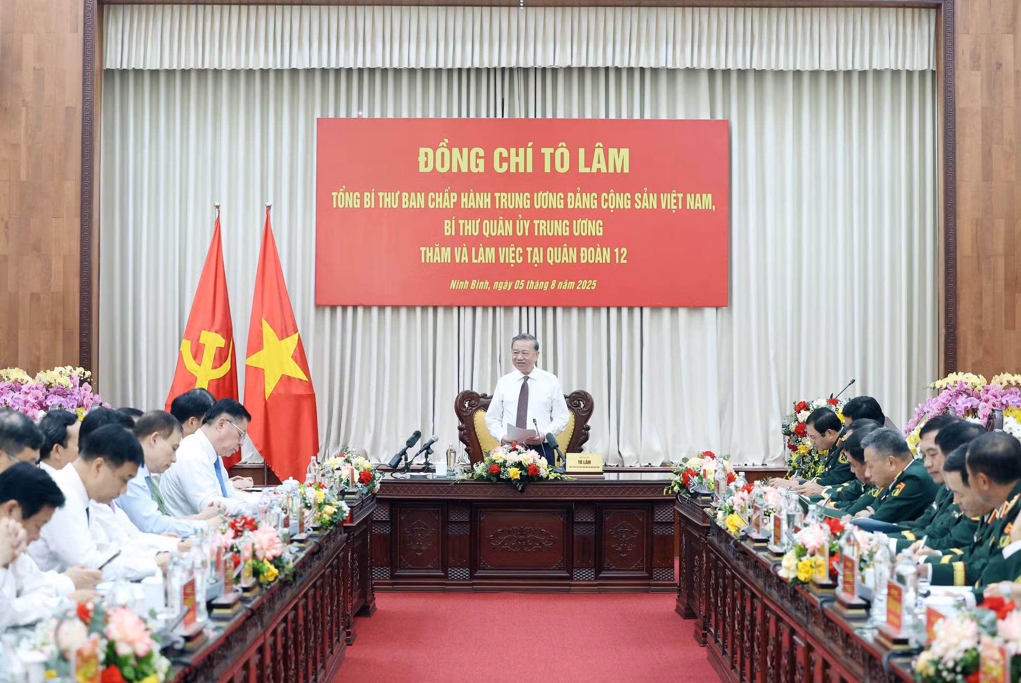 vna-potal-tong-bi-thu-to-lam-tham-va-lam-viec-tai-quan-doan-12-8190886.jpg