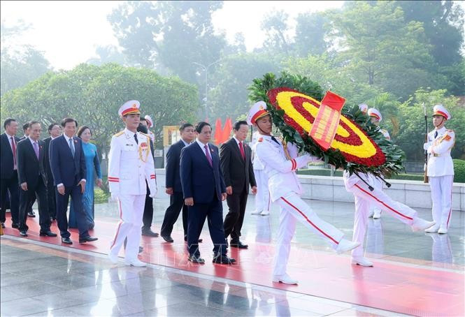 各位代表前往胡志明主席陵敬献花圈并入陵瞻仰胡志明主席遗容。图自越通社 chin-phu.jpg