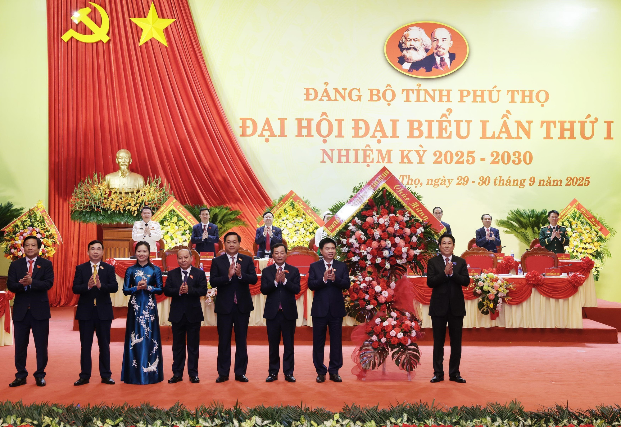梁强赠送鲜花,祝贺大会取得圆满成功。图自越通社 vna-potal-tien-toi-dai-hoi-xiv-cua-dang-chu-tich-nuoc-du-dai-hoi-dai-bieu-tinh-phu-tho-nhiem-ky-2025-2030-8306128.jpg