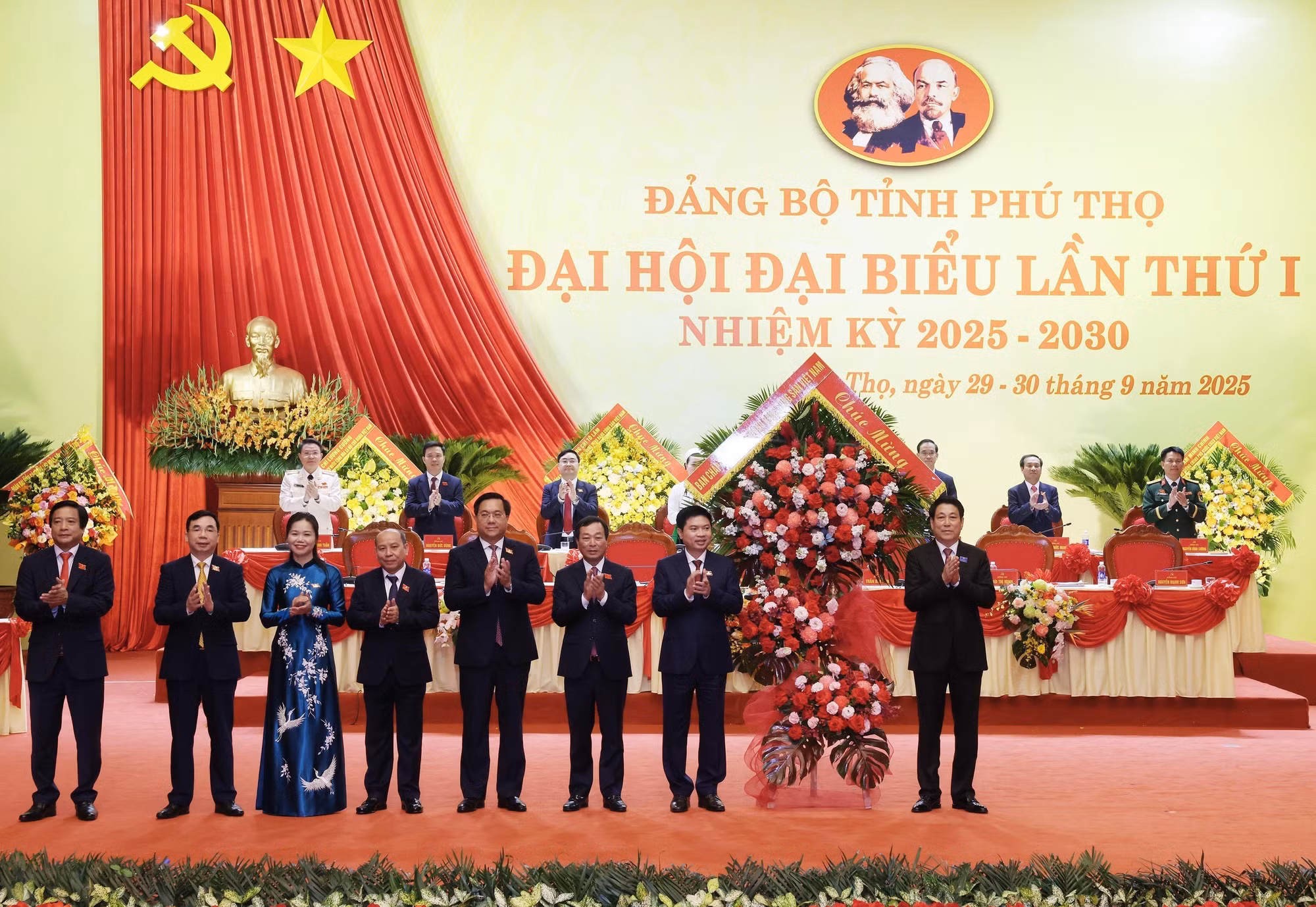 vna-potal-tien-toi-dai-hoi-xiv-cua-dang-chu-tich-nuoc-du-dai-hoi-dai-bieu-tinh-phu-tho-nhiem-ky-2025-2030-8306128.jpg