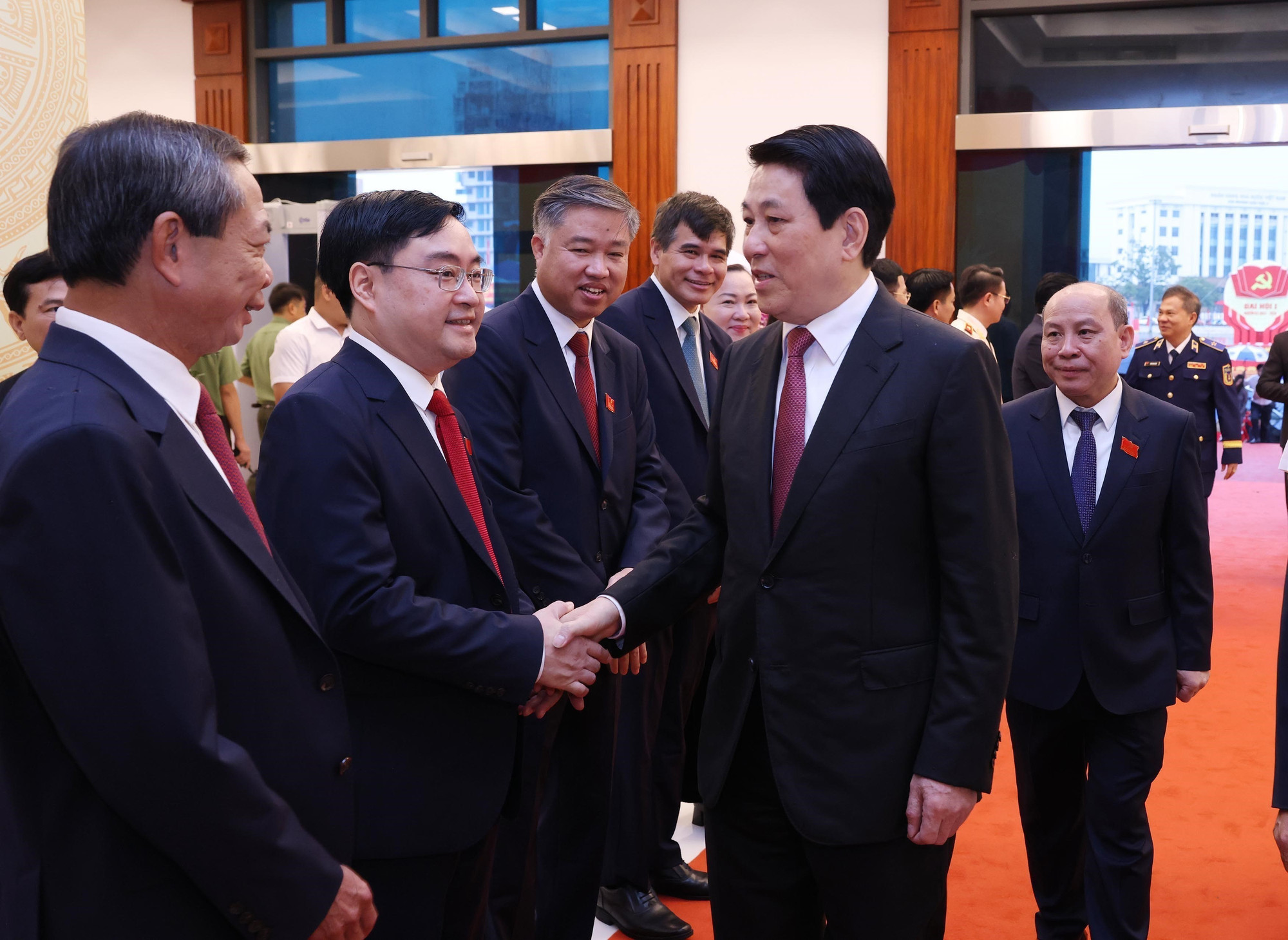 梁强与各位代表亲切握手。图自越通社 vna-potal-tien-toi-dai-hoi-xiv-cua-dang-chu-tich-nuoc-du-dai-hoi-dai-bieu-tinh-phu-tho-nhiem-ky-2025-2030-8305728.jpg