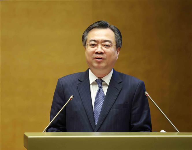 越共中央委员、中央书记处书记、中央政策战略部部长阮青毅在会上作报告。图自越通社