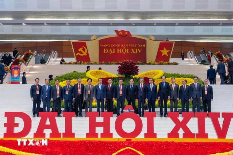 越南驻法国大使郑德海与出席越共十四大代表合影。图自越通社