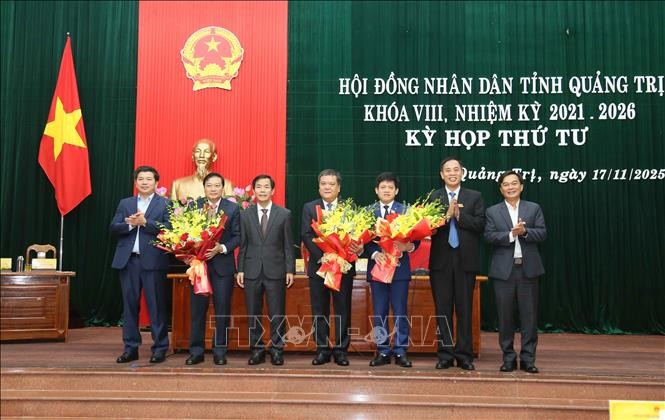 向黎鸿荣同志与黎文保同志赠送鲜花。图自越通社