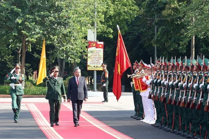 注重建设全面强大的越南人民军