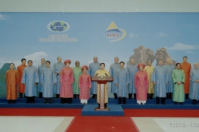 2006年11月19日，越南国家主席阮明哲在河内举行的亚太经济合作组织第十四次领导人非正式会议上宣读联合声明。图自 越通社