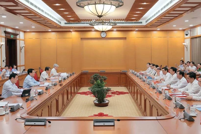 越共中央政治局与6省省委常委会召开会议