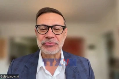 越南在充满变动的世界中自信前行、稳步发展