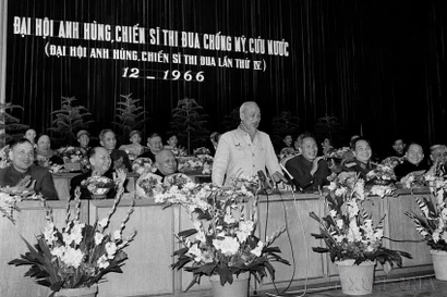 1966年12月，胡志明主席在河内举行的第四届英雄战士竞赛大会上发表讲话。图自 越通社