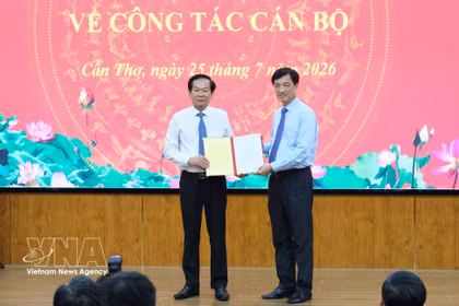 杜清平同志出任芹苴市委书记。图自越通社