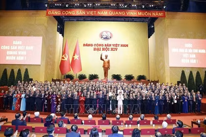 越共第十届中央委员会亮相。图自越通社