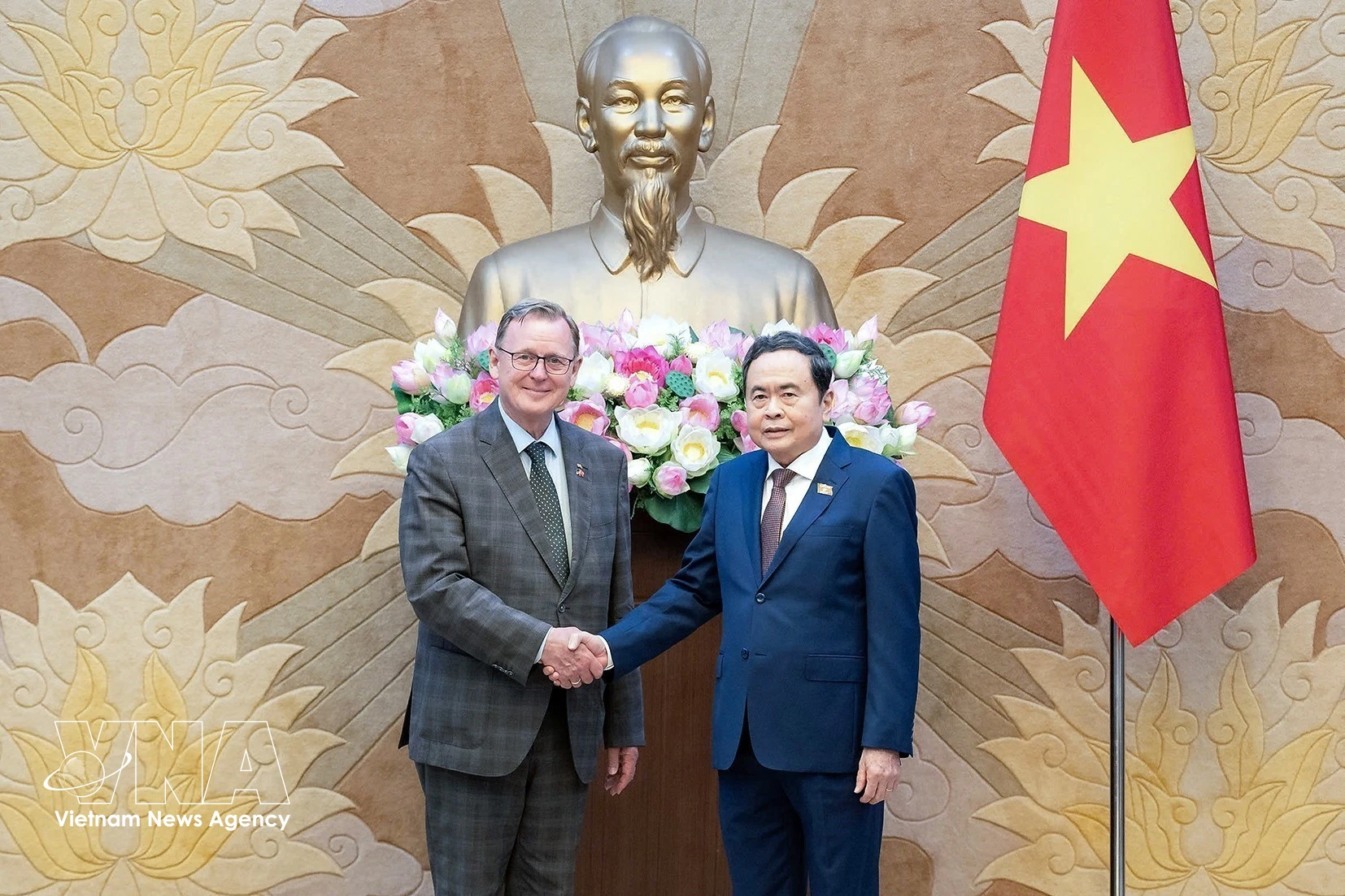越南国会主席陈青敏在国会大厦会见德联邦议院副议长博多·拉梅洛。图自越通社