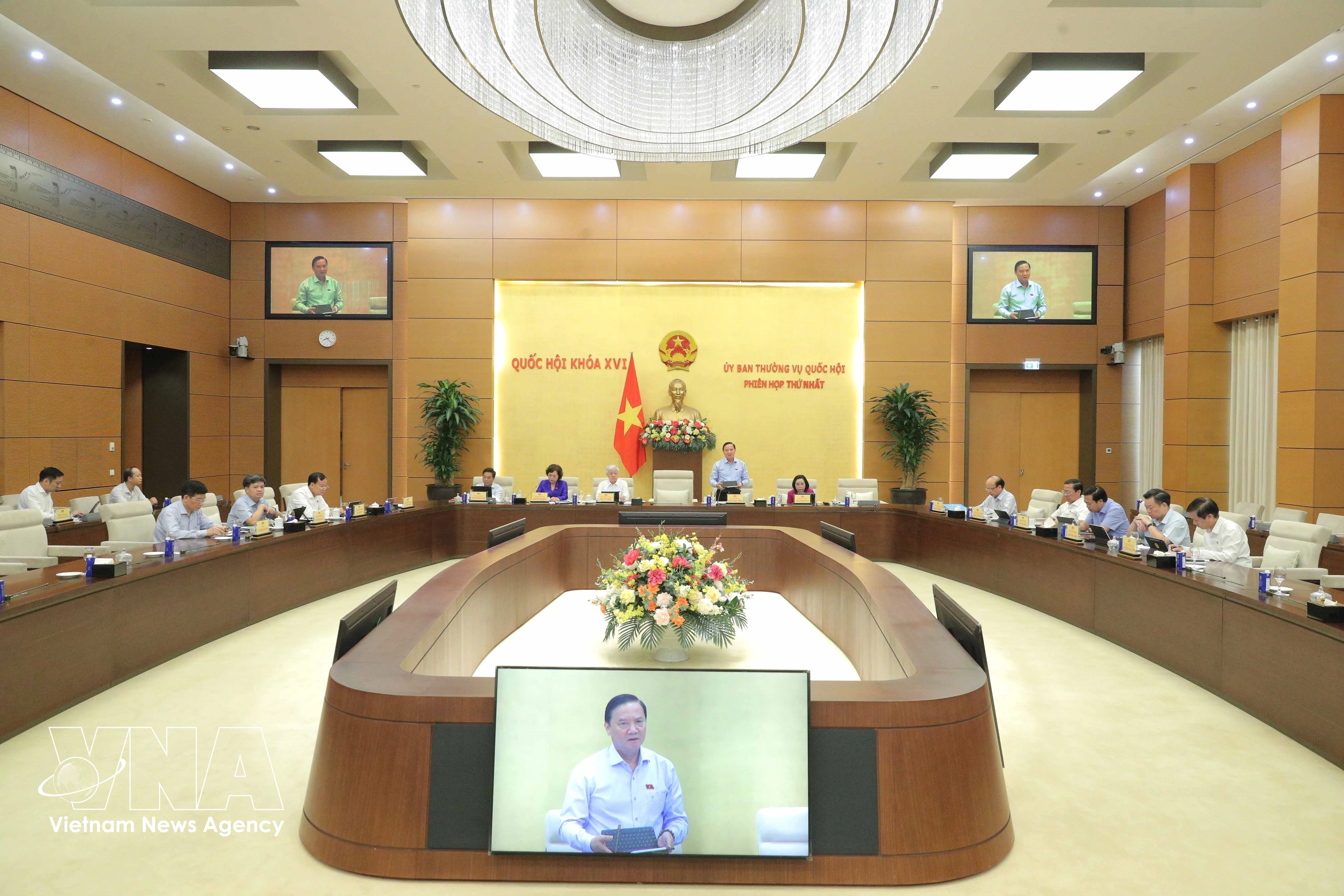 资料图：越南国会常务委员会第一次会议。图自越通社
