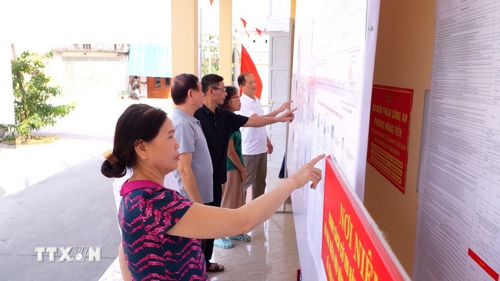 选民查看候选人信息。图自越通社