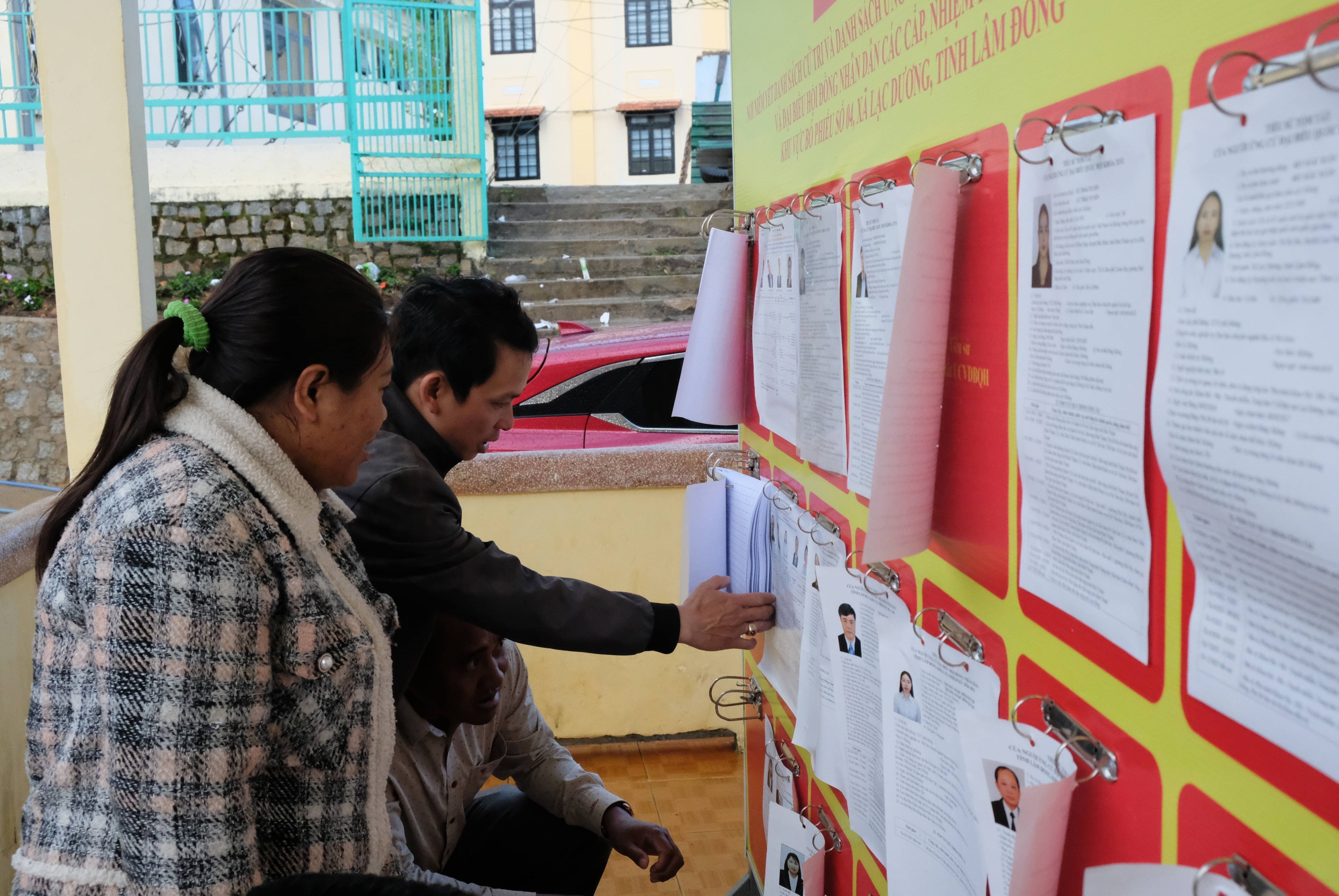 选民了解候选人的信息。图自越通社