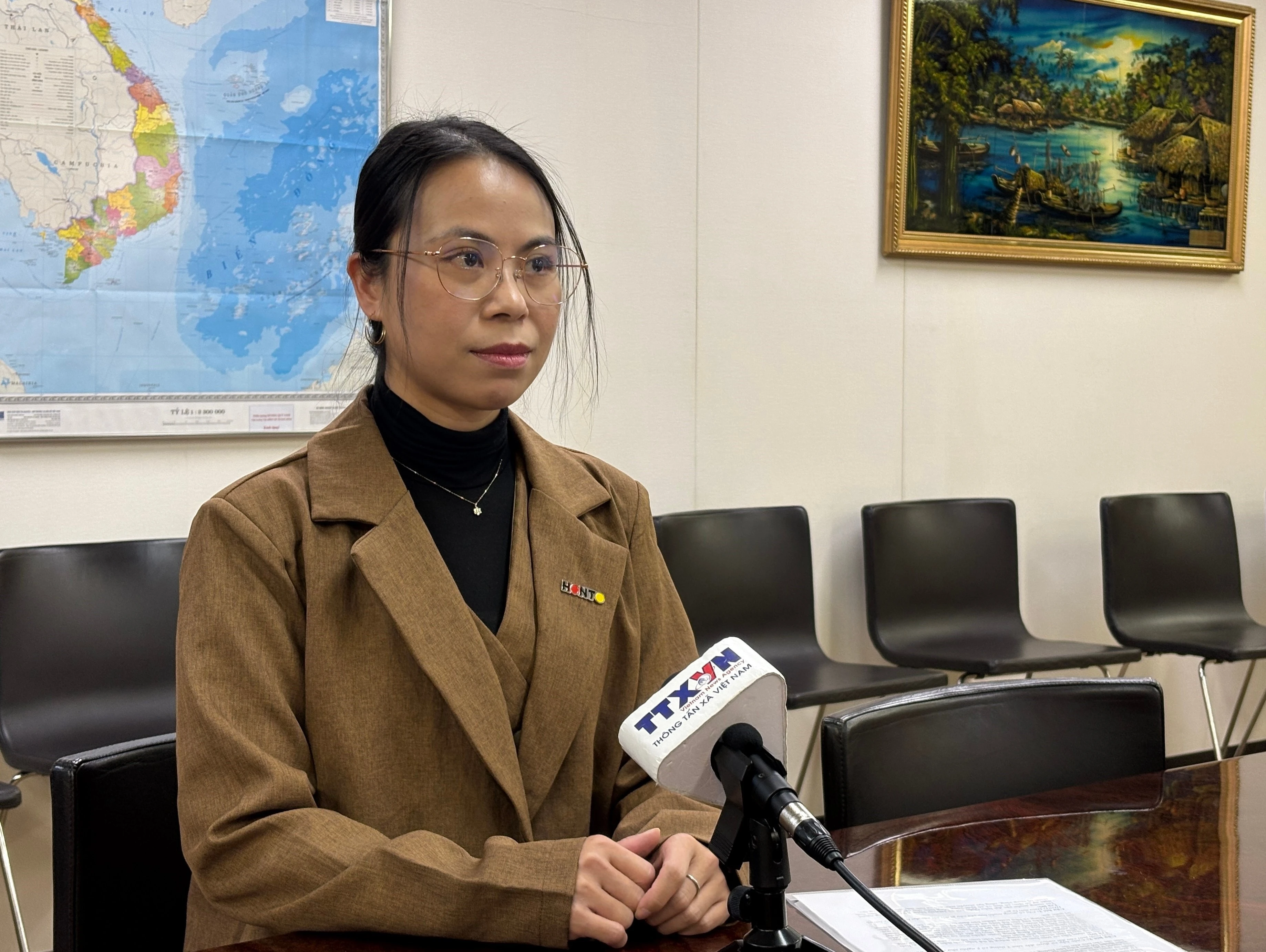 日本越南人联合会秘书长杜氏明芳接受越通社驻日本记者报道。图自越通社