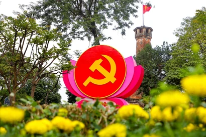 河内市各条大街上挂满迎接越共十二大横幅标语。图自越通社