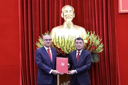 越共中央政治局委员、中央书记处书记、中央组织部部长黎明兴向范大洋同志颁发任命决定。图自越通社