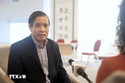 新加坡李光耀公共政策学院武明姜教授接受越通社驻新加坡记者采访。图自越通社