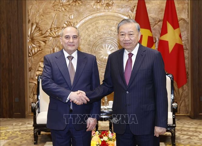 越共中央总书记苏林会见新阿塞拜疆党副主席兼中央办公厅主任塔希尔·布达戈夫。图自越通社