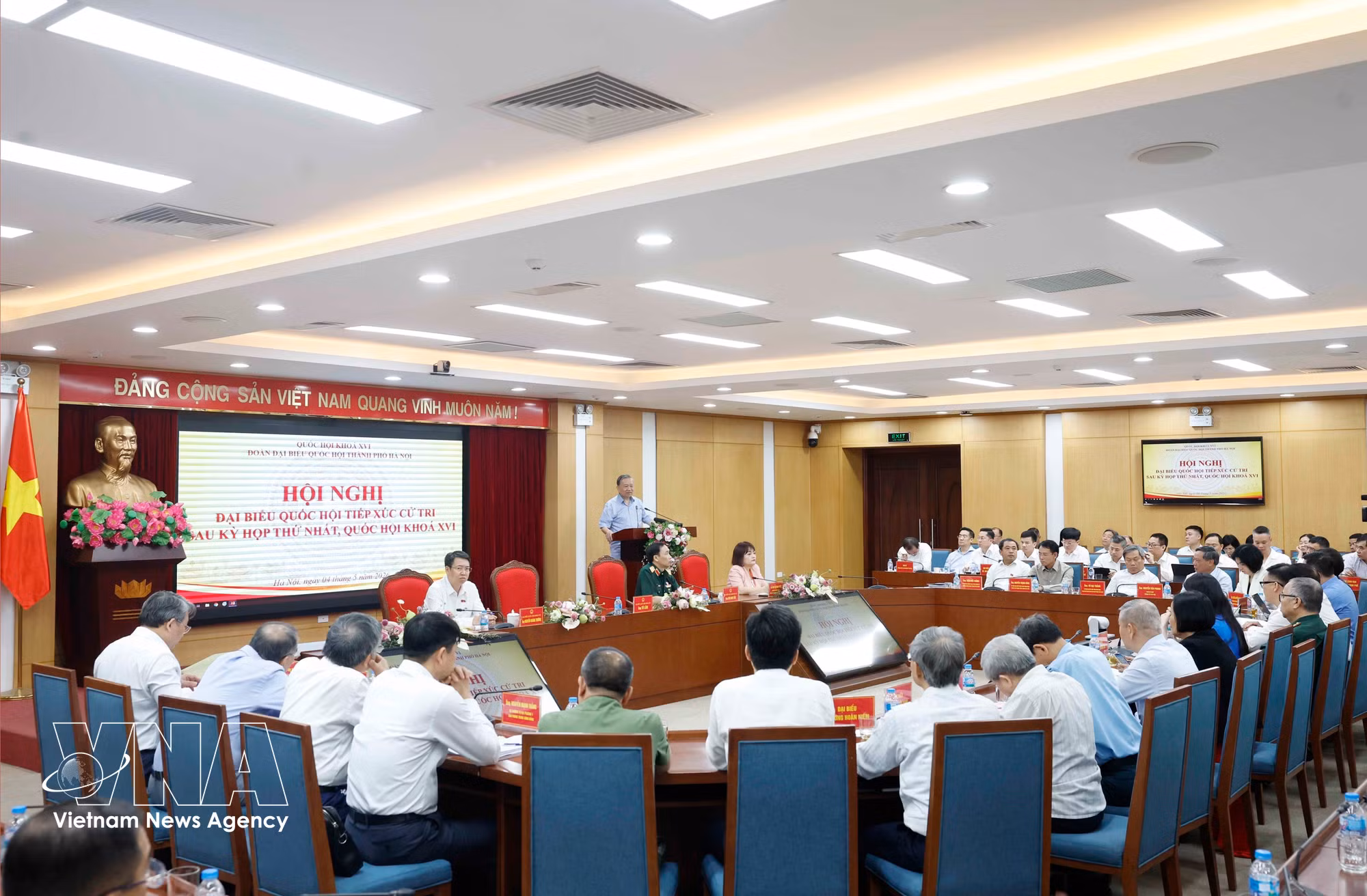 vnanet-potal-tong-bi-thu-chu-tich-nuoc-to-lam-tiep-xuc-cu-tri-sau-ky-hop-thu-nhat-quoc-hoi-khoa-xvi-8739620.jpg