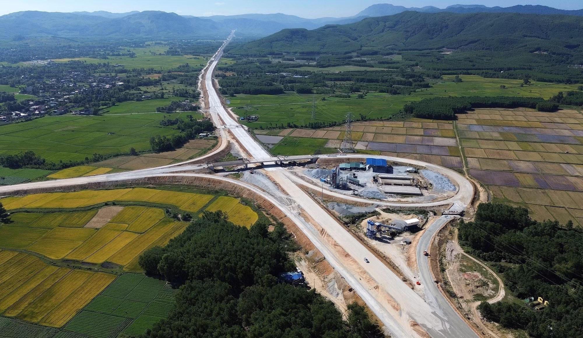vna-potal-10-su-kien-noi-bat-cua-viet-nam-nam-2025-do-binh-chon-su-kien-6-tang-truong-kinh-te-viet-nam-nam-trong-nhom-dan-dau-chau-a-8490722.jpg