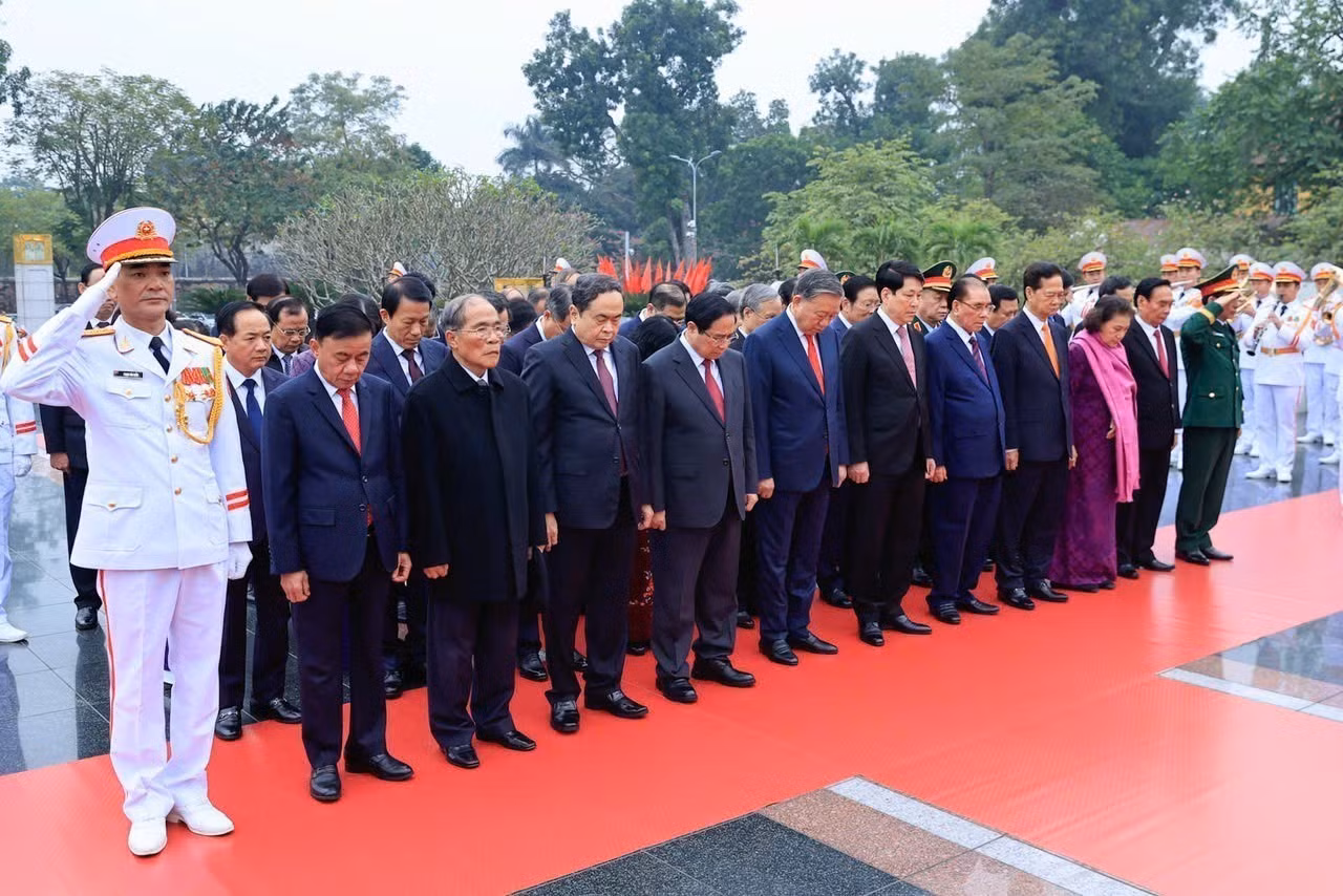 vna-potal-lanh-dao-dang-nha-nuoc-dat-vong-hoa-tuong-niem-cac-anh-hung-liet-sy-8569569.jpg