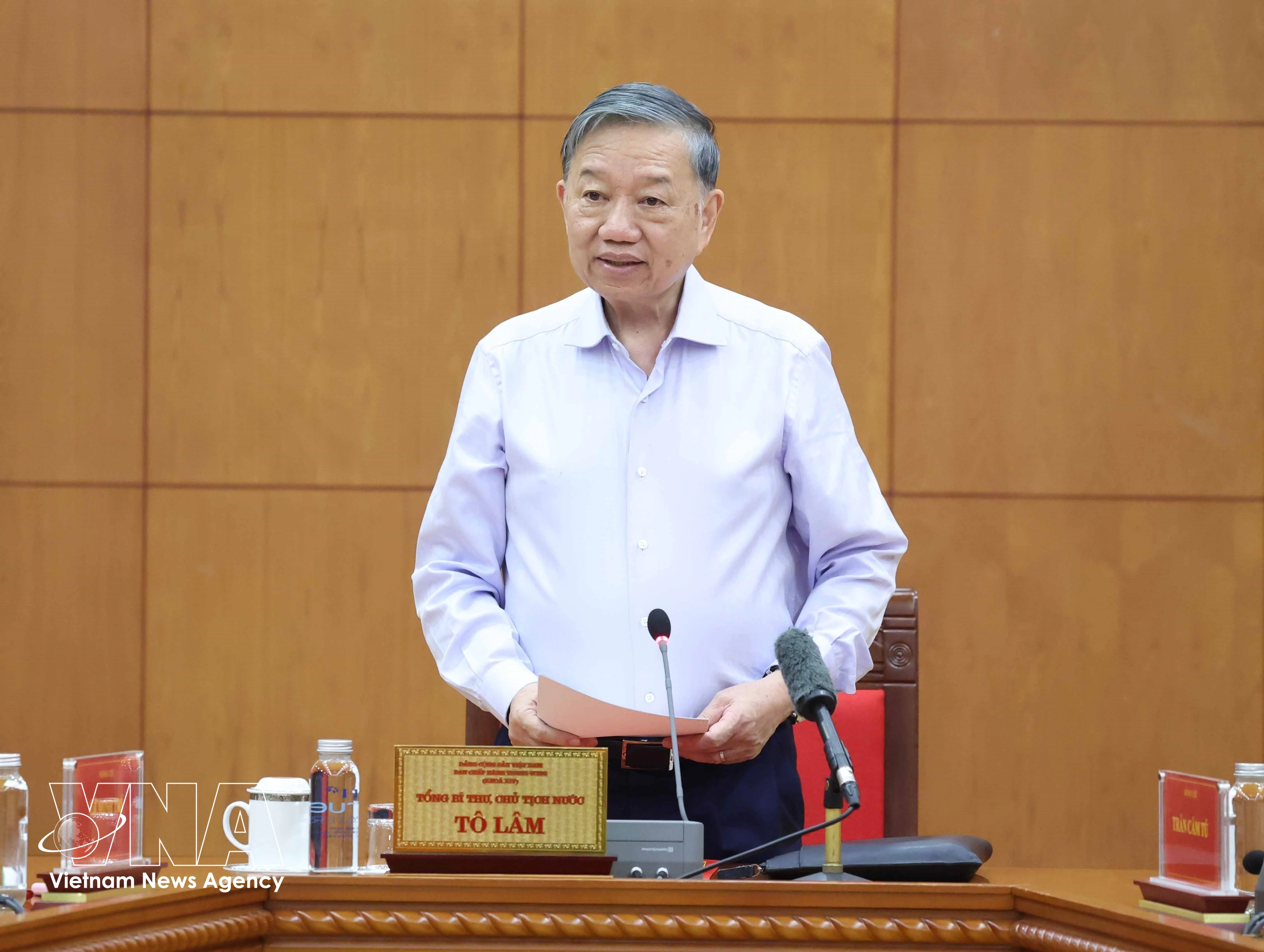 越共中央总书记、国家主席、指导委员会主任苏林主持会议。图自越通社