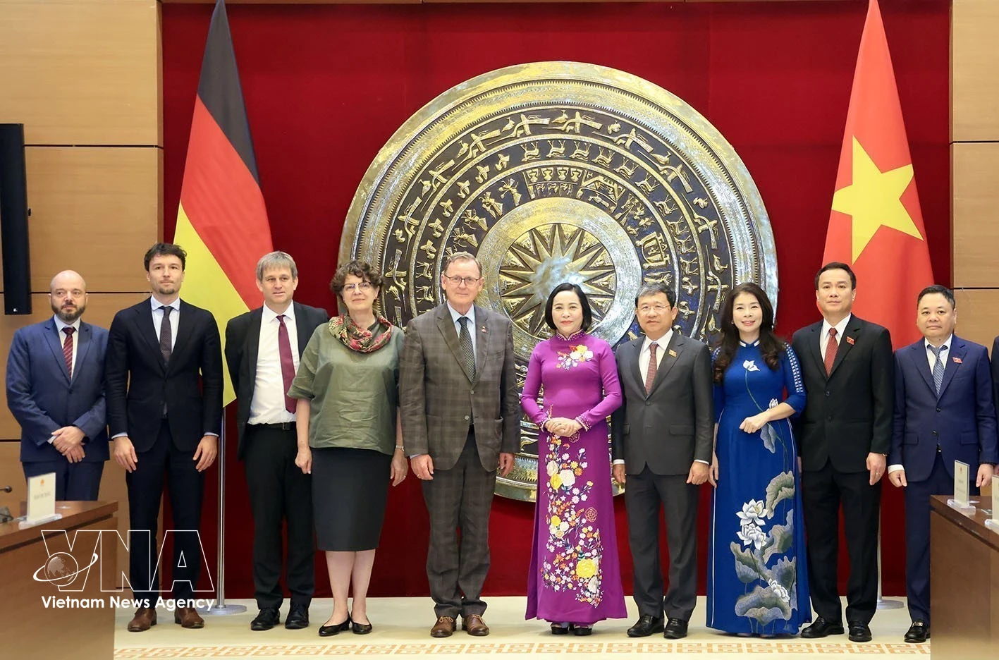 双方代表合影。图自越通社
