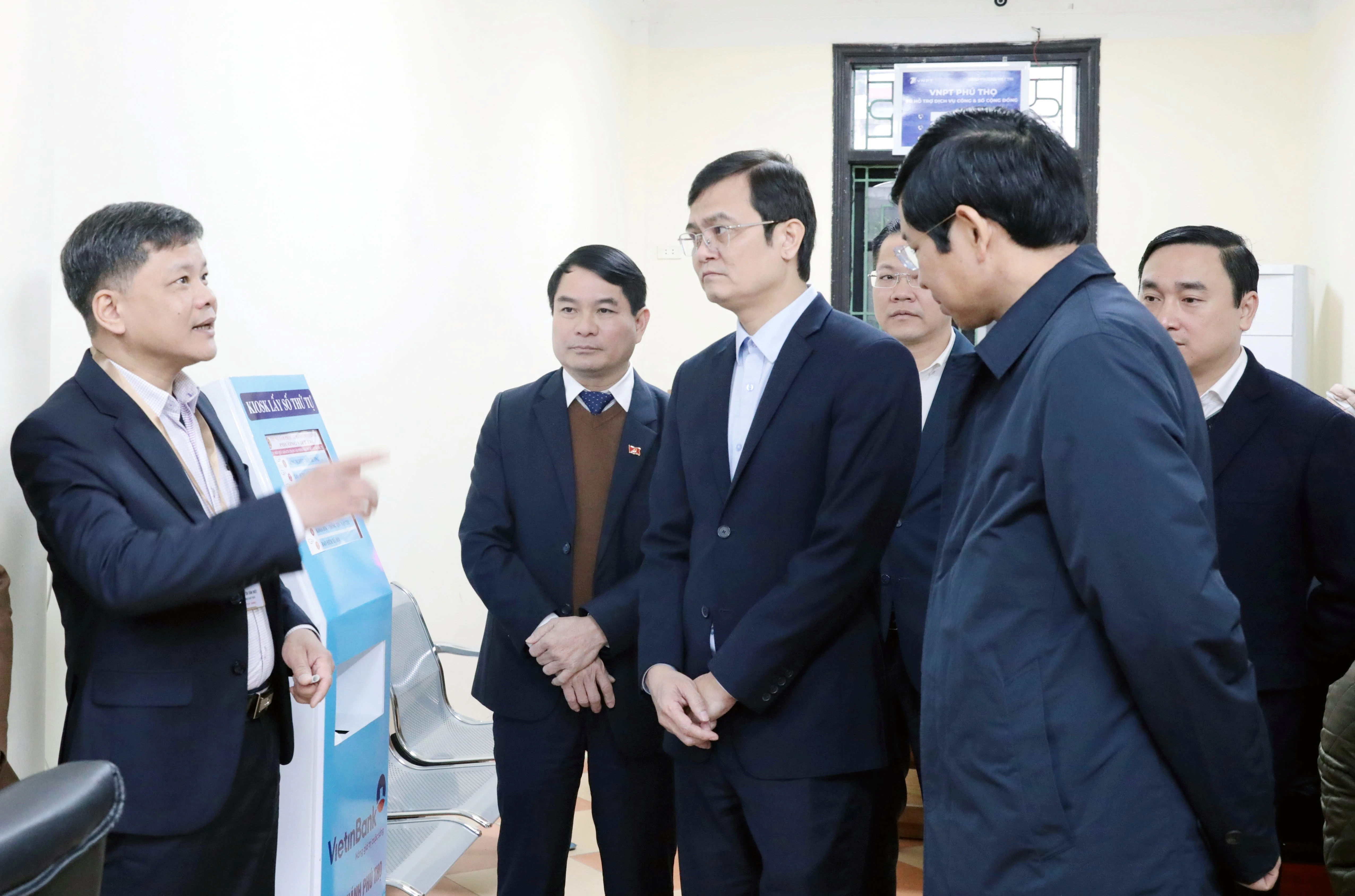 胡志明共青团中央第一书记、国家选举委员会委员裴光辉率团实地检查富寿省选举筹备工作。图自越通社