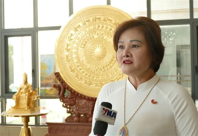 Gold Phuc公司董事长兼总经理、旅老越南人总会常务委员会委员、海外越南企业家协会副主席范氏明红接受越通社记者采访。图自越通社