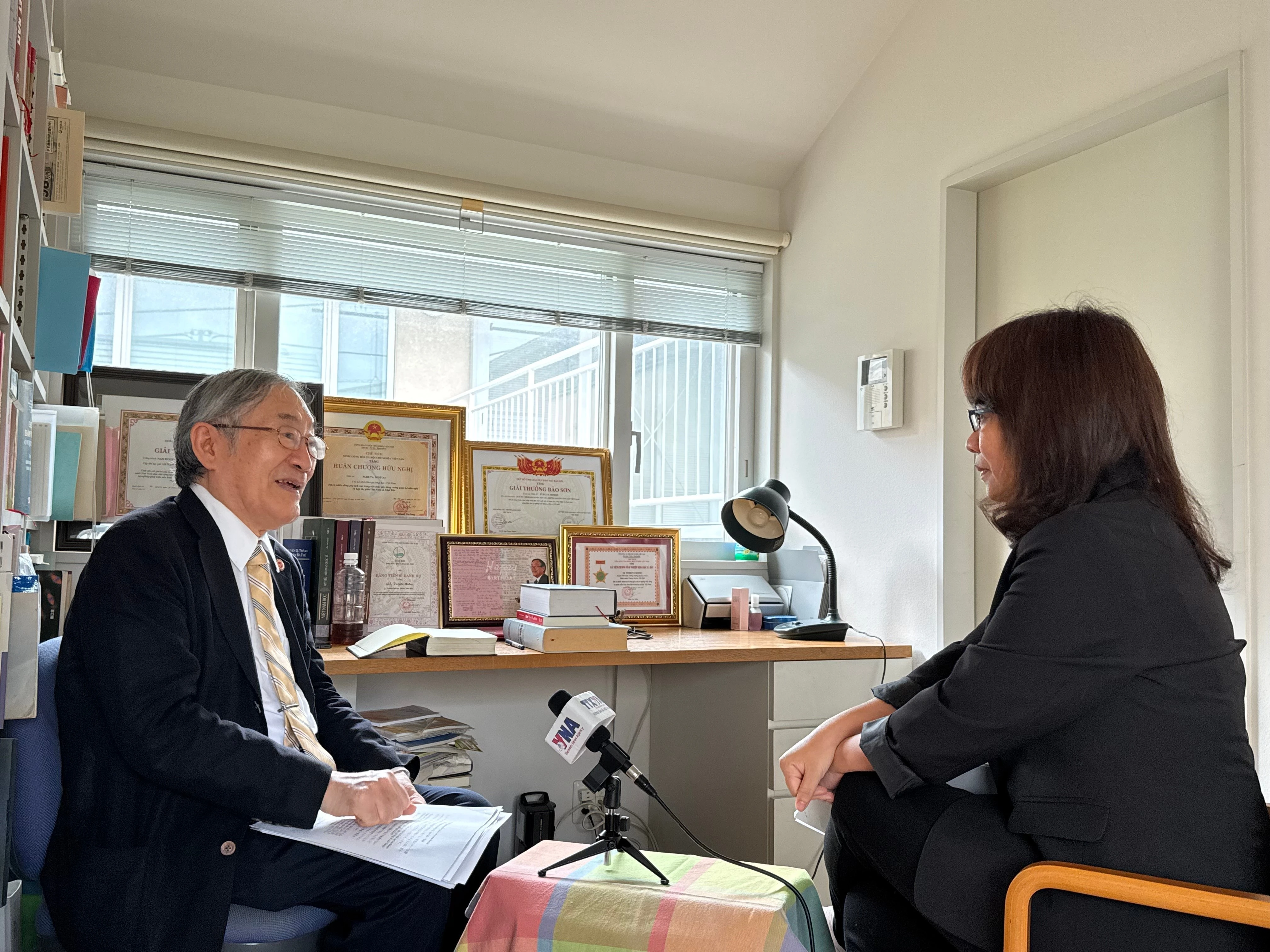 越日大学校长古田元夫教授在接受越通社驻日本记者采访。图自越通社