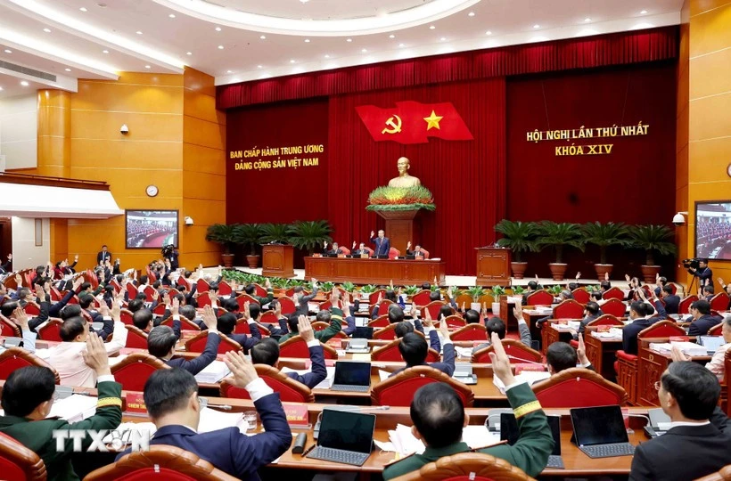 各位中央委员表决通过第十四届中央政治局委员名单。图自越通社