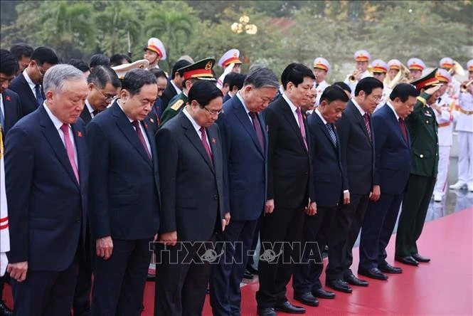 各位代表敬香缅怀胡志明主席。图自越通社