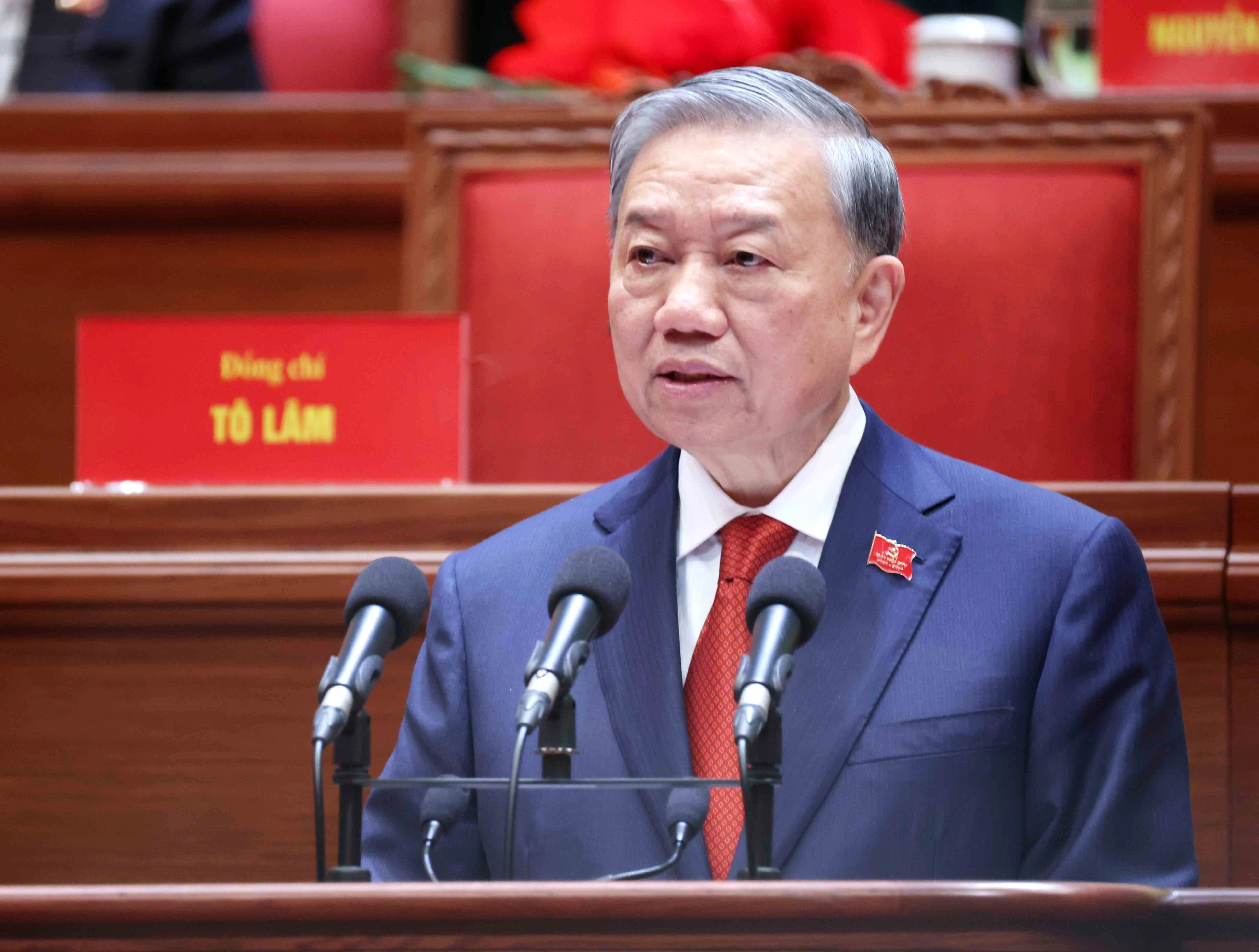 越共第十四届中央委员会第一次全体会议一致同意选举越共第十三届中央委员会总书记苏林同志继续担任越共第十四届中央委员会总书记。图自越通社