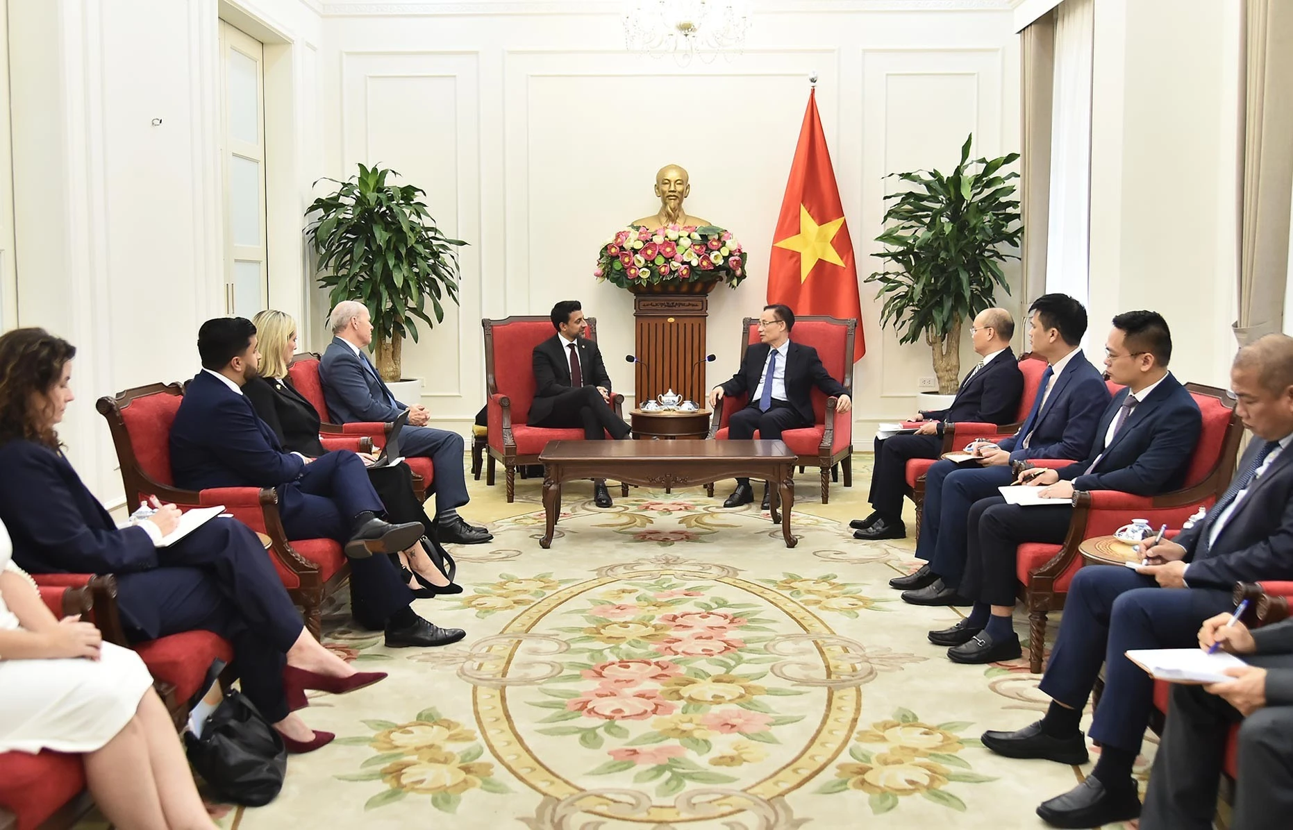 越南外交部长黎怀忠会见加拿大国际贸易部长马宁德·西杜一行 图自越通社