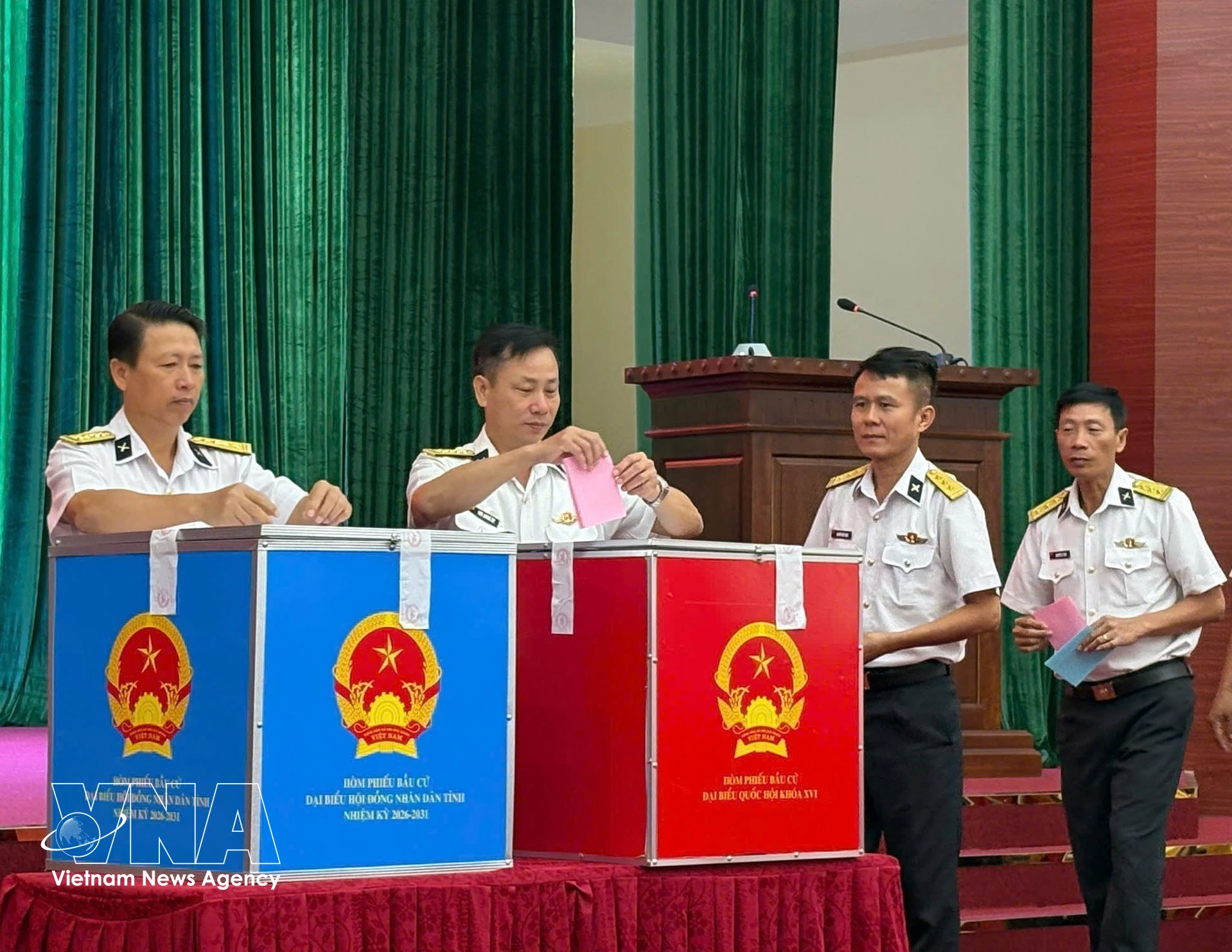 越南海军第四军区（驻庆和省）某旅军官参加第十六届国会代表和各级人民议会代表选举投票。图自越通社