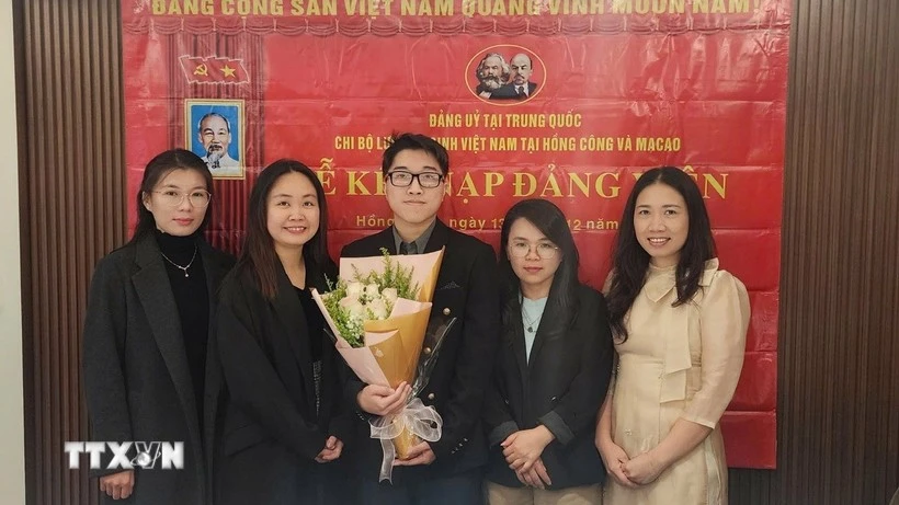 在新党员入党仪式上的香澳越南学生会党支部书记、澳门大学应用英语语言学研究生阮氏春惠（左二）。图自越通社