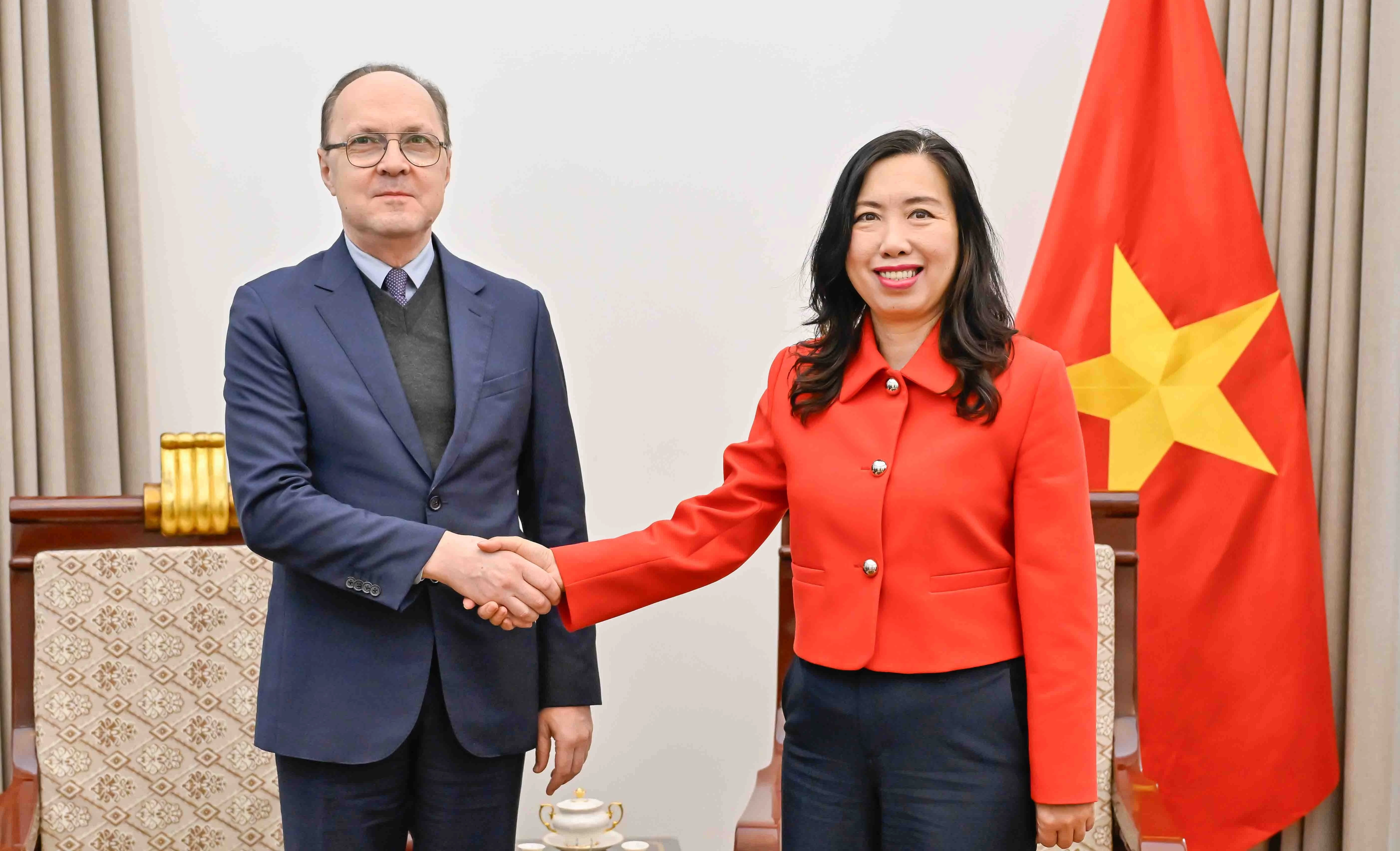 越南外交部副部长黎氏秋姮在外交部总部会见来访的俄罗斯联邦驻越南大使根纳季·别兹杰特科 图自越通社