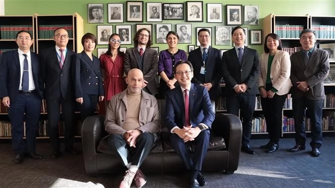 越南驻联合国常驻代表团团长杜雄越与美国共产党主要领导人合影 图自越通社