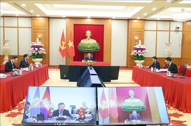 越共中央总书记苏林同柬埔寨人民党主席洪森通电话。图自越通社