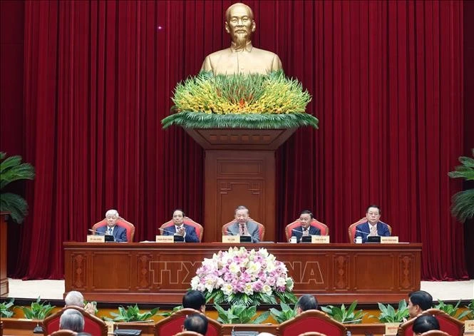 越共中央宣教和群众工作部联合祖国阵线党组、中央群众团体党组、科技部党组、文化体育旅游部党组、党中央办公厅以及有关单位在河内举行全国知识分子、科学家、文艺工作者代表座谈会。图自越通社