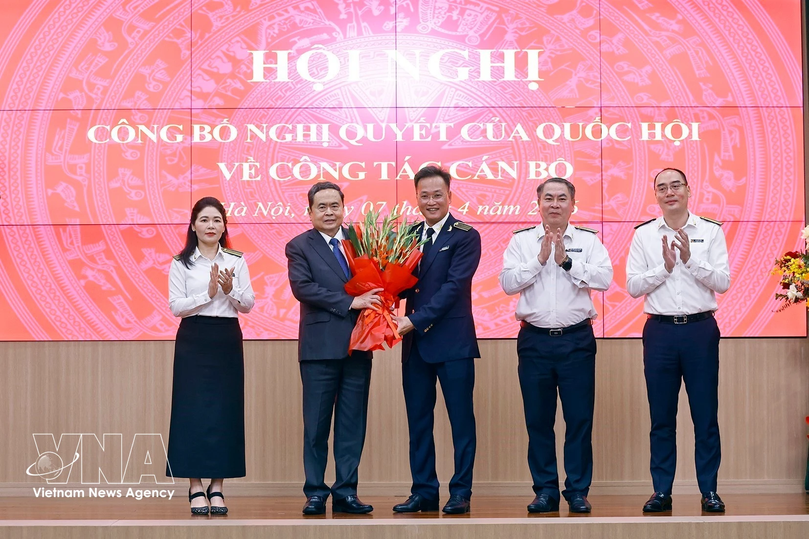 国会主席陈青敏向新任国家审计署审计长阮有义赠送鲜花。图自越通社
