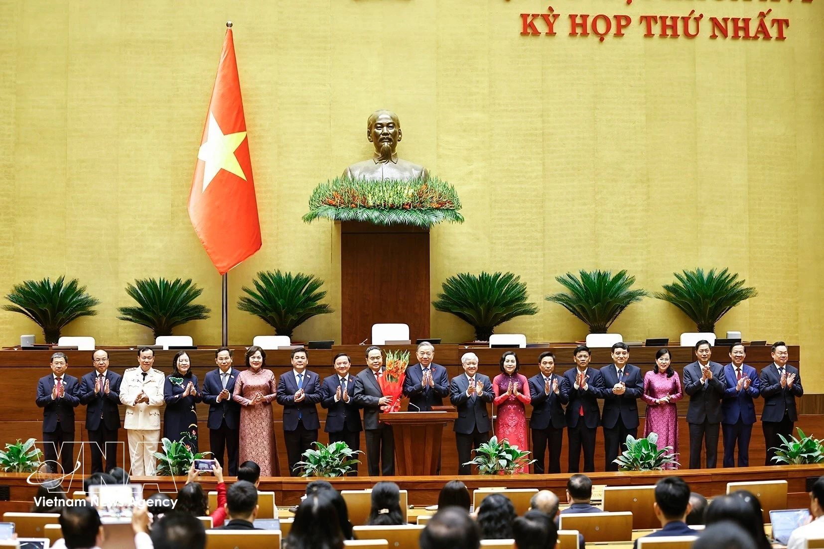 越共中央总书记苏林向国会主席陈青敏、国会副主席及国会常务委员会委员敬献鲜花，表示祝贺。图自越通社
